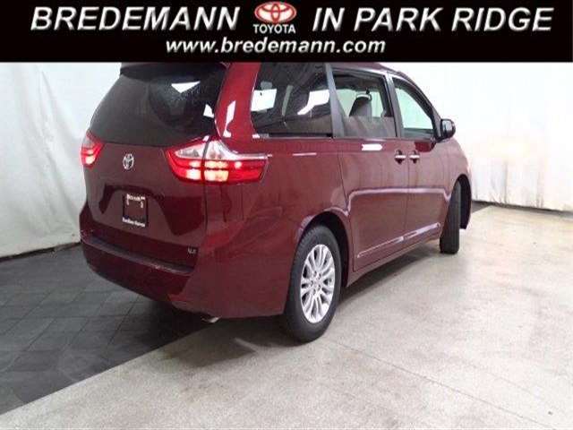 2017 Toyota Sienna XLE